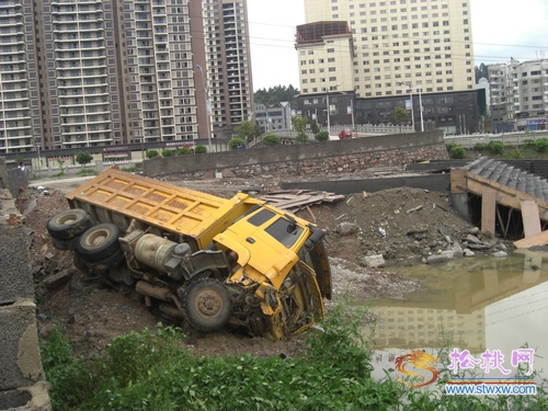 松桃一雙聯(lián)軸大貨車側(cè)翻