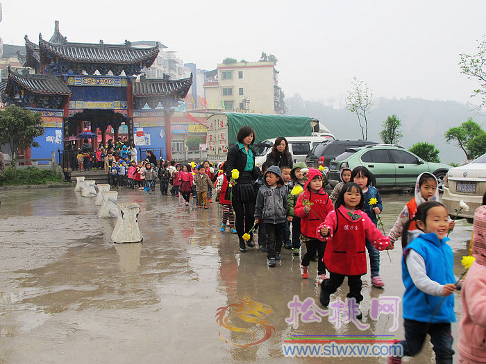 縣實驗幼兒園開展清明節(jié)祭掃活動