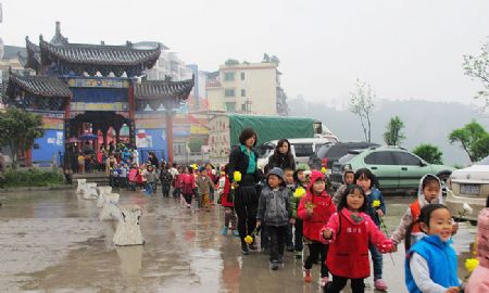 縣實(shí)驗(yàn)幼兒園開展清明節(jié)祭掃活動(dòng)