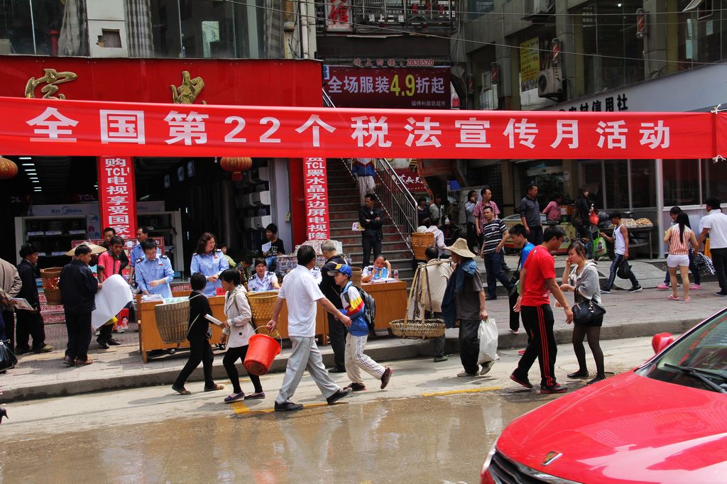 松桃國(guó)地稅聯(lián)合開展全國(guó)第22個(gè)稅法宣傳月活動(dòng)