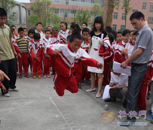 松桃實驗小學(xué)舉行學(xué)生運動會