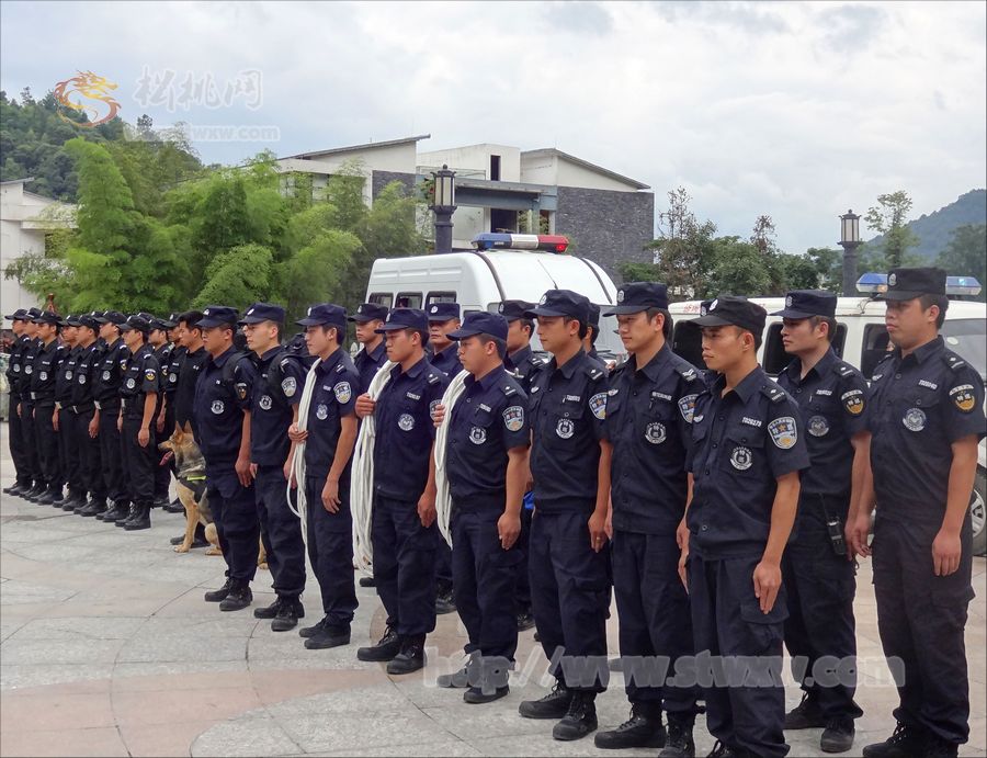 梵凈山:松桃江口特警模擬搜救游客