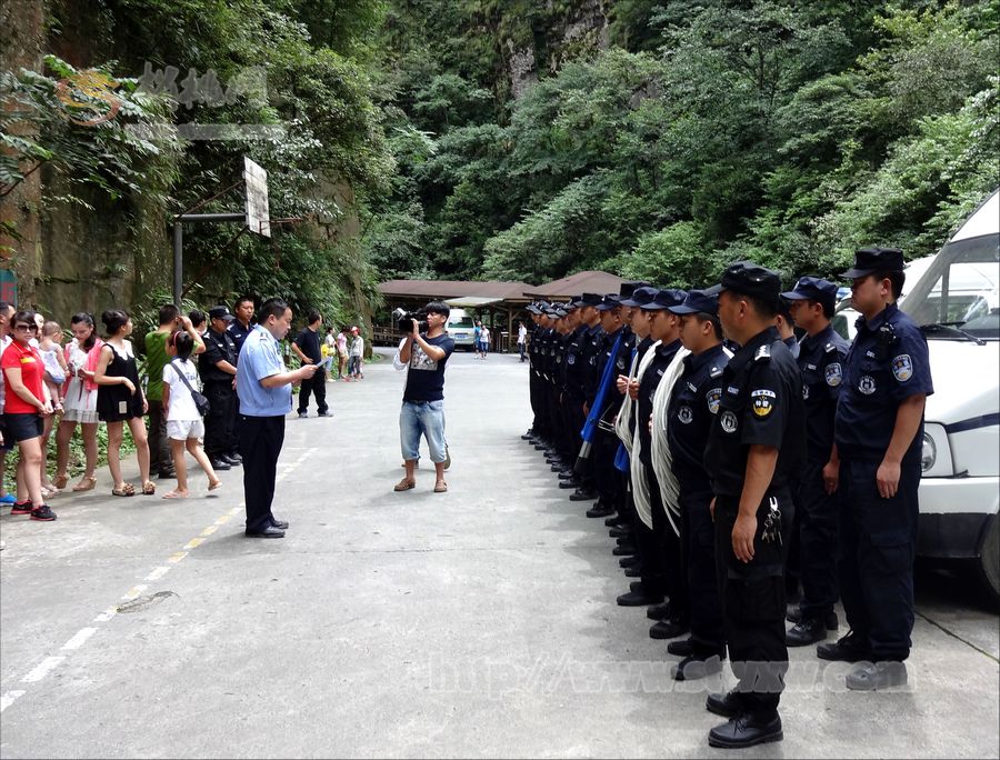 梵凈山:松桃江口特警模擬搜救游客