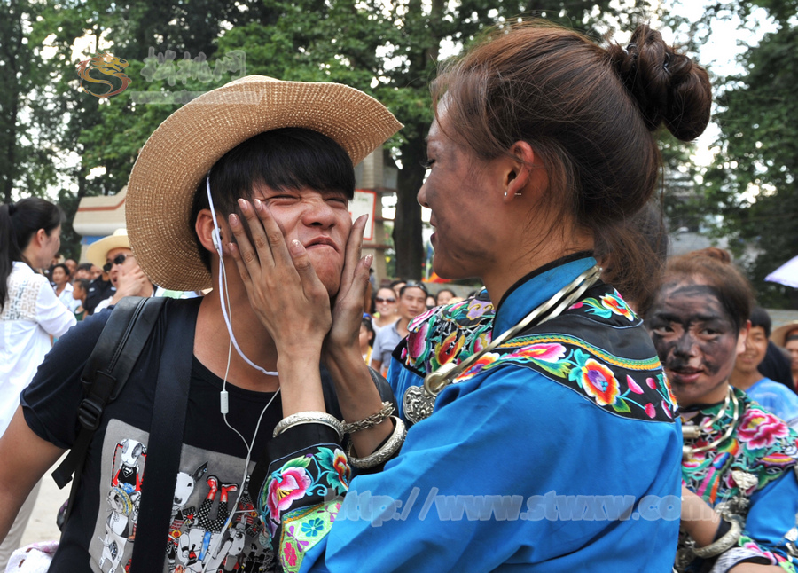 長(zhǎng)興九龍“六月六”中國(guó)苗族情人節(jié)－－“八人秋”與“打花貓”