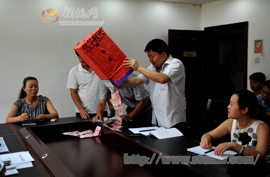 松桃縣委宣傳部“愛心捐款”支援災(zāi)區(qū)抗旱