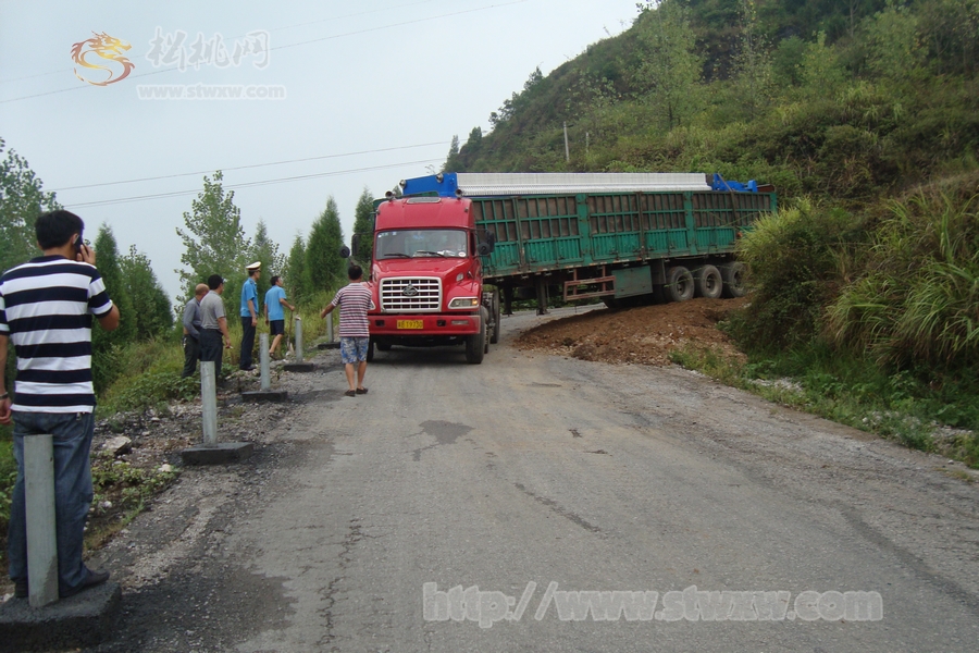 松桃路政全力服務(wù)外籍大貨車