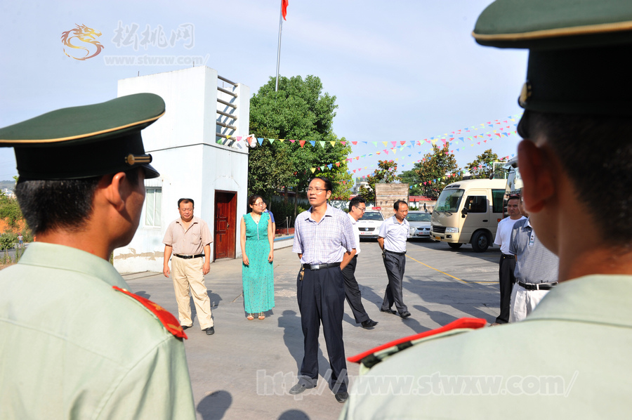 松桃：縣四大班子領(lǐng)導(dǎo)“八一”建軍節(jié)慰問(wèn)駐松武警消防官兵和縣人武部官兵