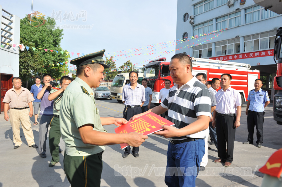 松桃：縣四大班子領(lǐng)導(dǎo)“八一”建軍節(jié)慰問駐松武警消防官兵和縣人武部官兵