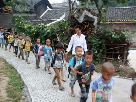 清水江阻斷跨省求學(xué)路  任達(dá)兵甘做貴州擺渡人