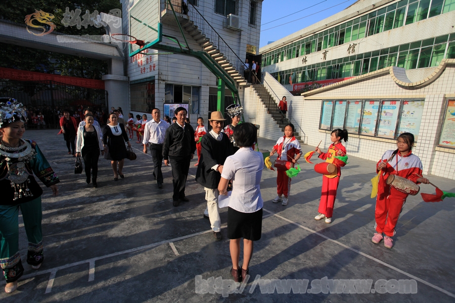 中國十二音少兒合唱團松桃分校掛牌儀式在一完小舉行