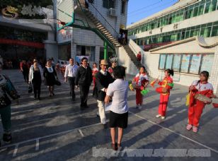 中國(guó)十二音少兒合唱團(tuán)松桃分校掛牌儀式在一完小舉行