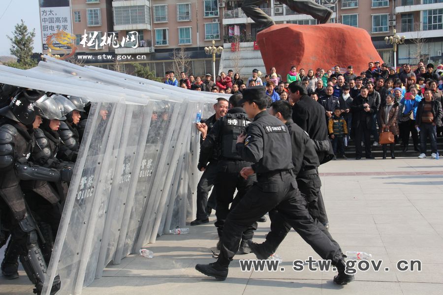 松桃公安特（巡）警：“走出去、請(qǐng)進(jìn)來(lái)” 零距離感受警營(yíng)文化