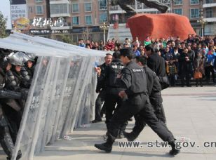 松桃公安特（巡）警：“走出去、請(qǐng)進(jìn)來” 零距離感受警營文化