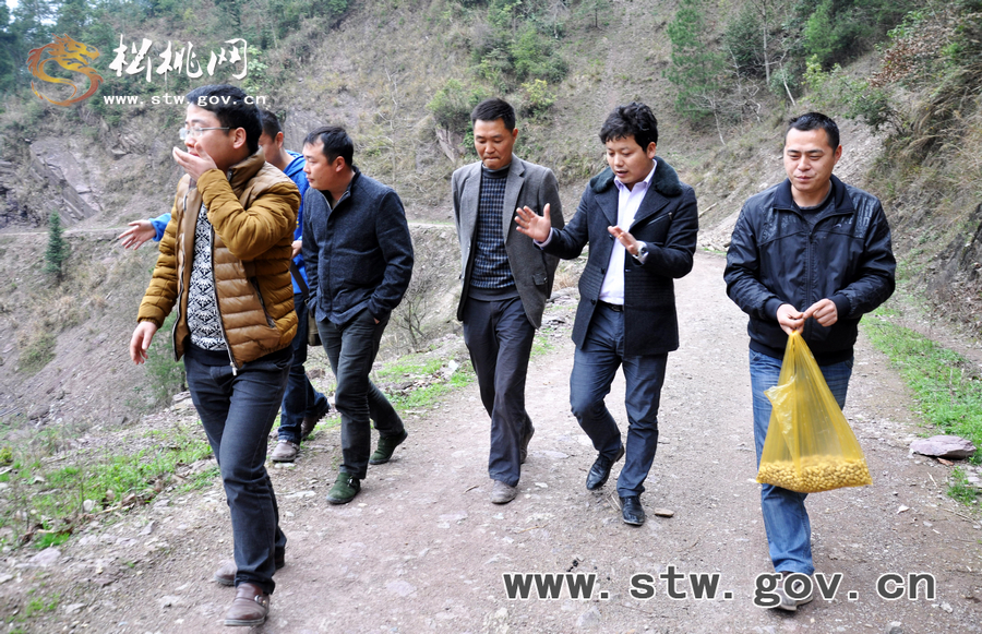 松桃“民族文化交流協(xié)會(huì)•美麗鄉(xiāng)村發(fā)現(xiàn)之旅”活動(dòng)組到沙壩河茅坪采風(fēng)