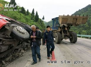 一大貨車(chē)不慎側(cè)翻  松桃路政及時(shí)處理