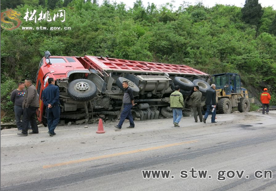 一大貨車不慎側(cè)翻  松桃路政及時處理
