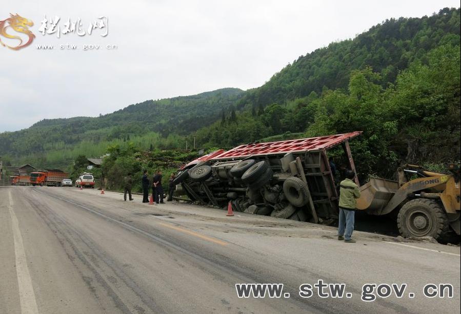 一大貨車不慎側(cè)翻  松桃路政及時(shí)處理