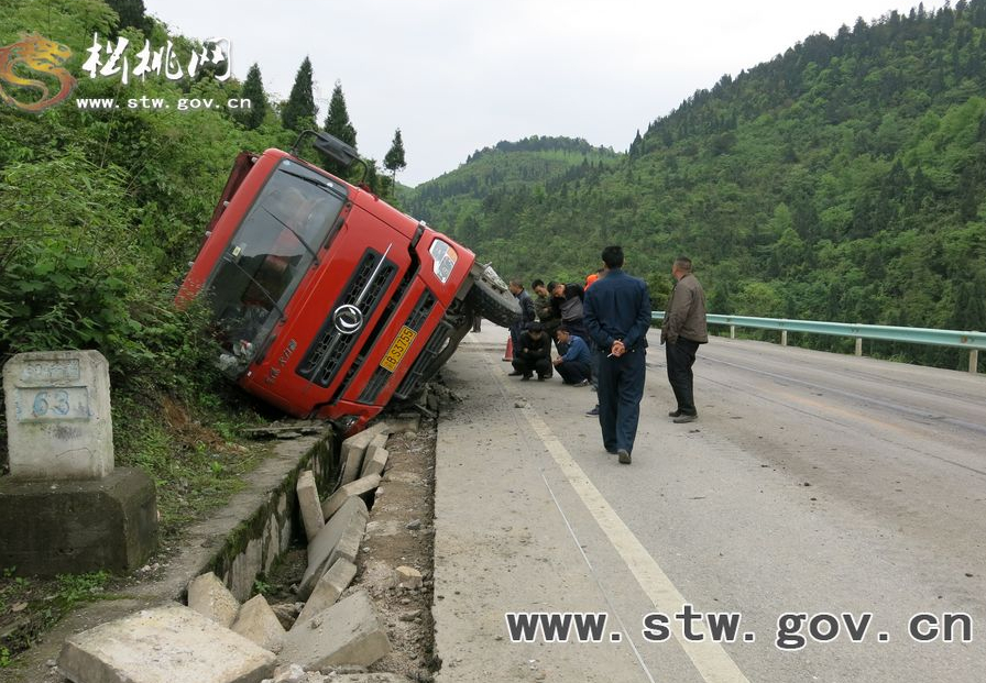 一大貨車不慎側翻  松桃路政及時處理