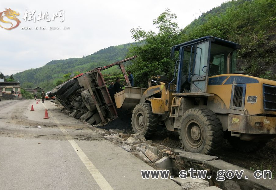 一大貨車不慎側(cè)翻  松桃路政及時(shí)處理