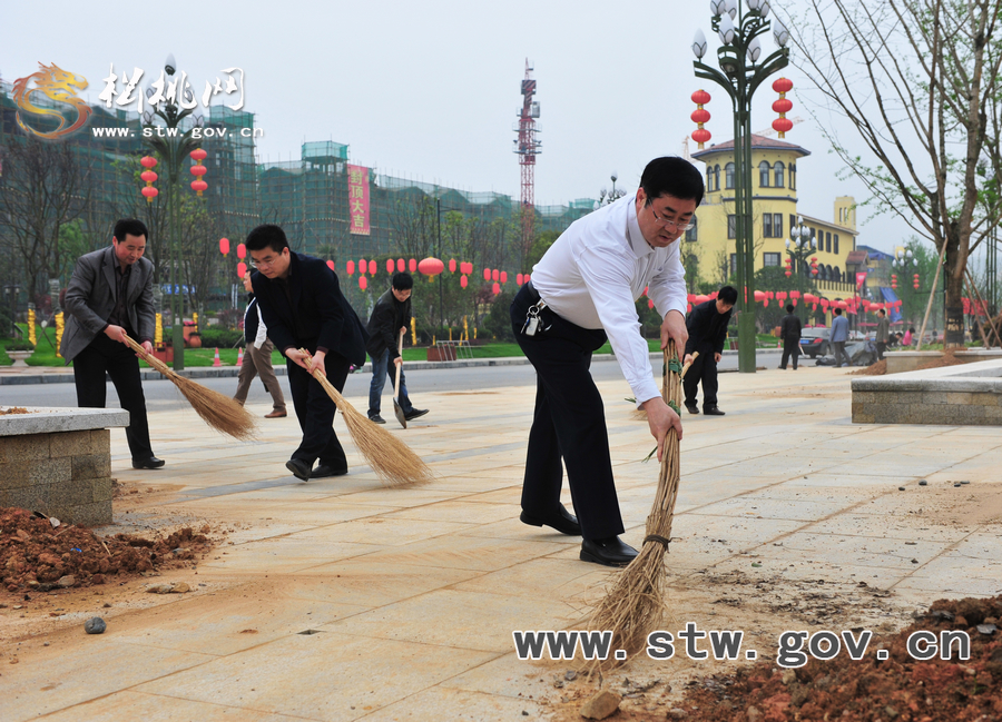 松桃千名干部職工義務(wù)清掃活動花絮