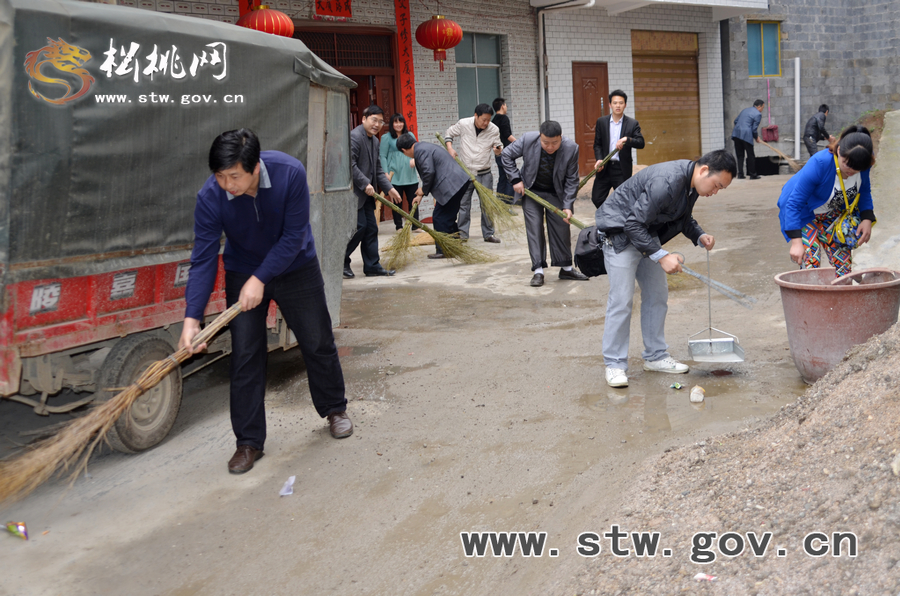 松桃千名干部職工義務(wù)清掃活動(dòng)花絮