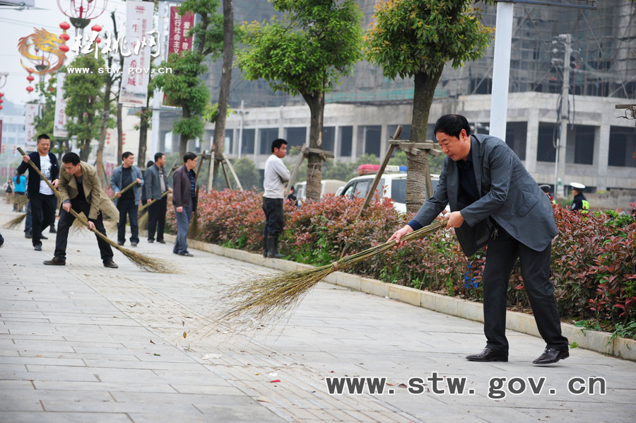 松桃千名干部職工義務(wù)清掃活動(dòng)花絮
