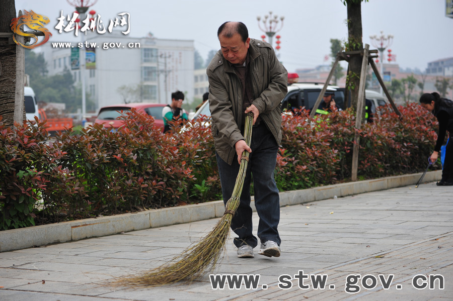 松桃千名干部職工義務(wù)清掃活動(dòng)花絮