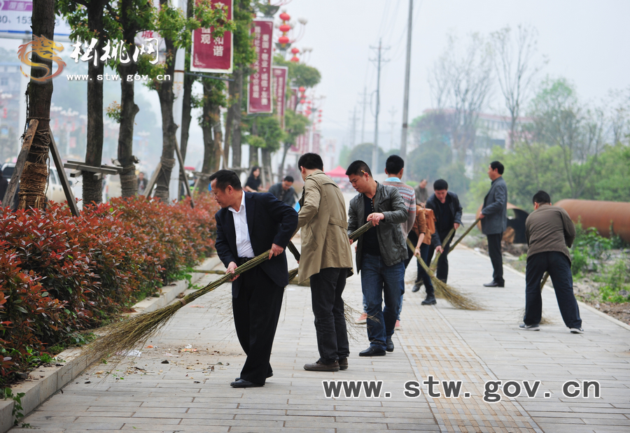 松桃千名干部職工義務(wù)清掃活動(dòng)花絮