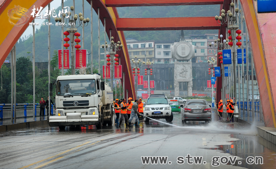 松桃千名干部職工義務(wù)清掃活動(dòng)花絮