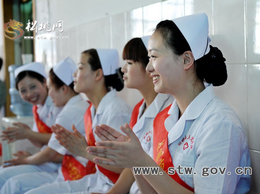 松桃縣醫(yī)院舉行護(hù)理知識(shí)競(jìng)賽紀(jì)念國(guó)際護(hù)士節(jié)