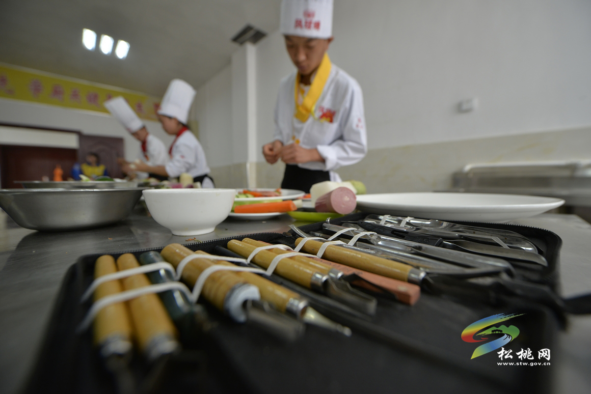 湘黔渝邊區(qū)學生烹飪技能大比拼