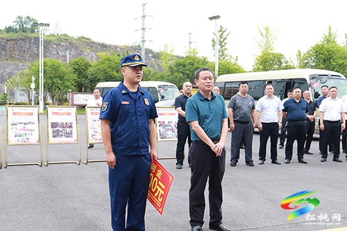 龍群躍率縣慰問團(tuán)走訪慰問駐松部隊(duì)官兵