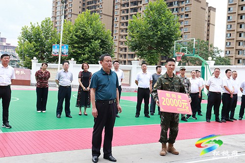 龍群躍率縣慰問團(tuán)走訪慰問駐松部隊(duì)官兵