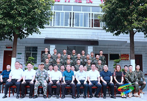 龍群躍率縣慰問團(tuán)走訪慰問駐松部隊(duì)官兵