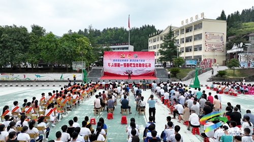 平頭鎮(zhèn)舉行第一屆春暉勵(lì)志助學(xué)金發(fā)放儀式