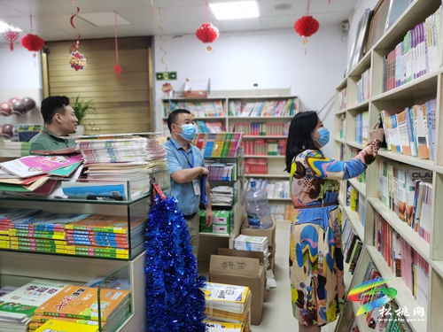 田筑玉檢查指導(dǎo)松桃出版物市場工作