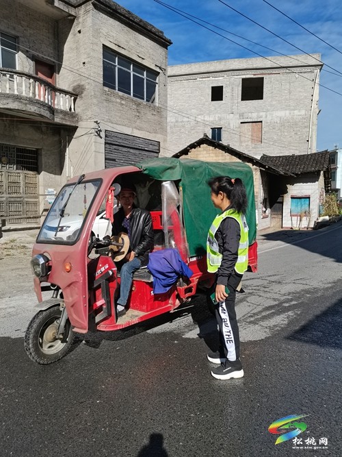 普覺(jué)鎮(zhèn)開(kāi)展村級(jí)道路交通安全勸導(dǎo)工作