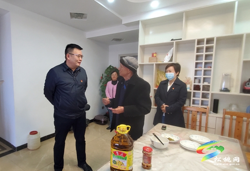 【我為群眾辦實(shí)事】松桃紀(jì)檢監(jiān)察干部幫扶慰問進(jìn)社區(qū)
