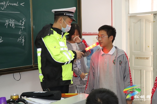松桃交警大隊(duì)開展交通安全知識(shí)進(jìn)校園活動(dòng)