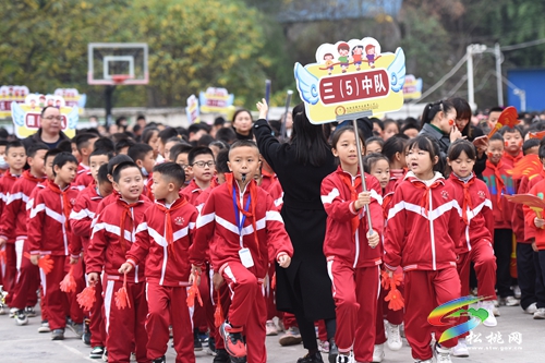 超燃！松桃二完小學(xué)生在陽光體育藝術(shù)節(jié)上高舉國旗穿越人群