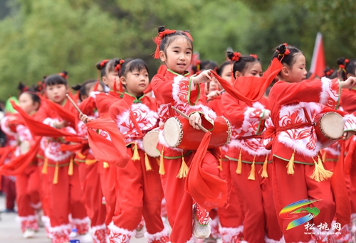 超燃！松桃二完小學(xué)生在陽光體育藝術(shù)節(jié)上高舉國旗穿越人群