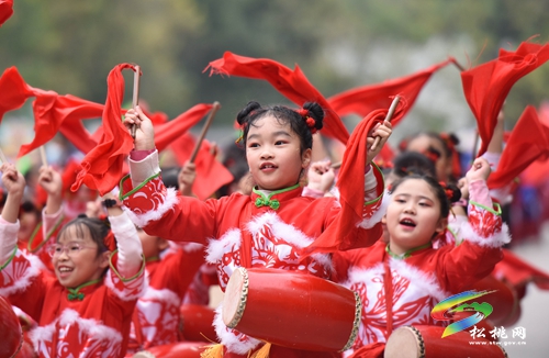 超燃！松桃二完小學(xué)生在陽光體育藝術(shù)節(jié)上高舉國旗穿越人群