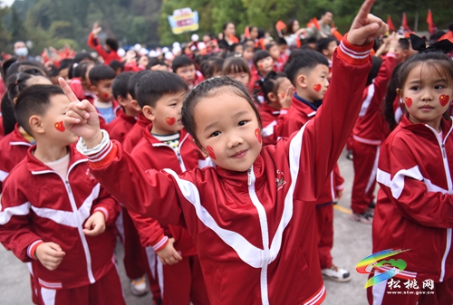 超燃！松桃二完小學(xué)生在陽光體育藝術(shù)節(jié)上高舉國旗穿越人群