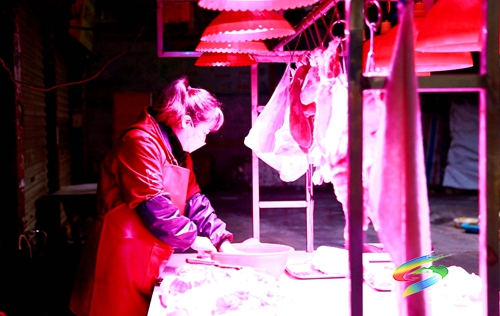 黔東農(nóng)貿(mào)市場恢復(fù)營業(yè)  保障市民物資供應(yīng)
