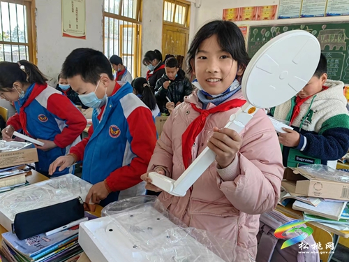 490盞LED愛(ài)心臺(tái)燈照亮妙隘鄉(xiāng)完小學(xué)生書桌