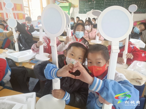 490盞LED愛(ài)心臺(tái)燈照亮妙隘鄉(xiāng)完小學(xué)生書桌