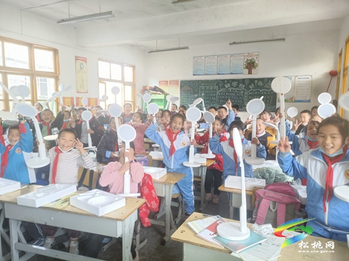 490盞LED愛(ài)心臺(tái)燈照亮妙隘鄉(xiāng)完小學(xué)生書桌