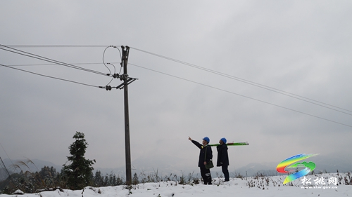 松桃供電局：踏雪巡線保供電