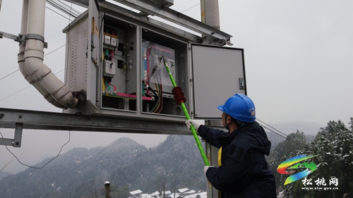 松桃供電局：踏雪巡線保供電