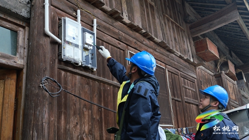 松桃供電局：踏雪巡線保供電